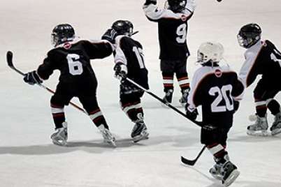 Au Québec, les enfants ne disputent pas de parties de hockey tant qu’ils n’ont pas les compétences