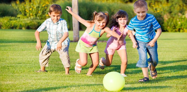 children-play-with-ball-612x300.jpg (612×300)