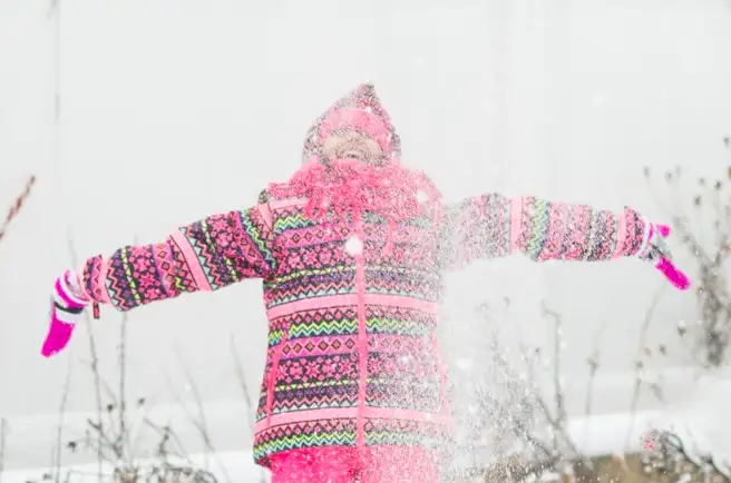 girl-playing-in-the-snow