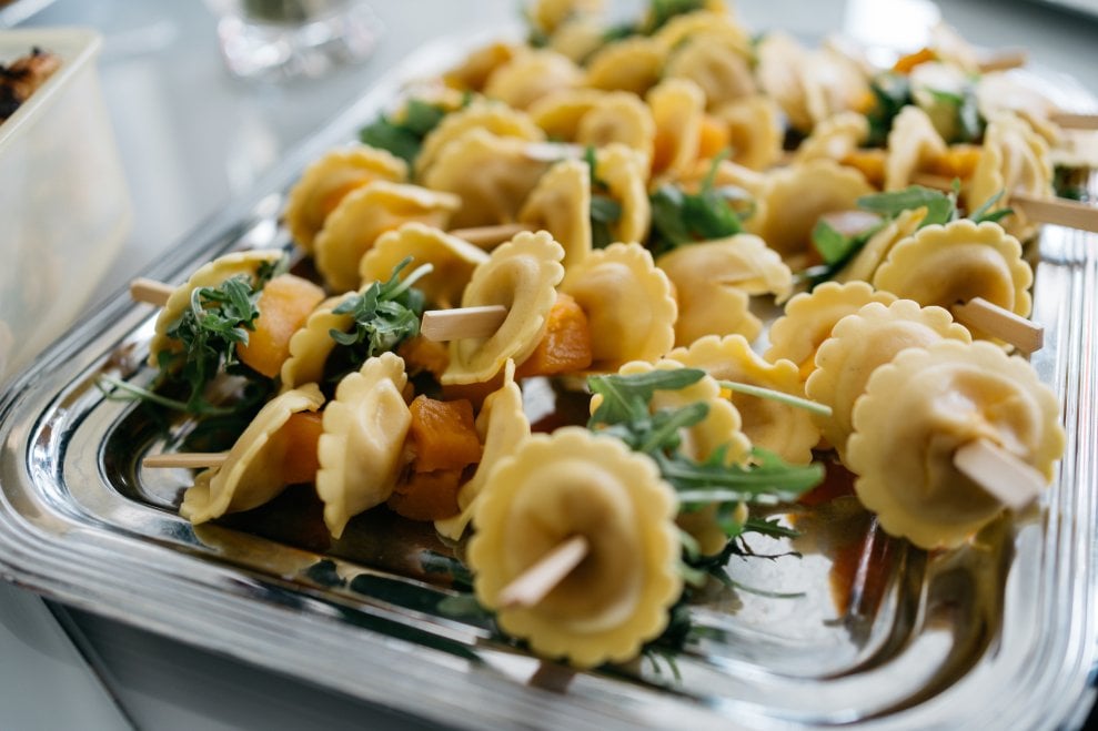 Tortellini skewers with pumpkin and arugula.