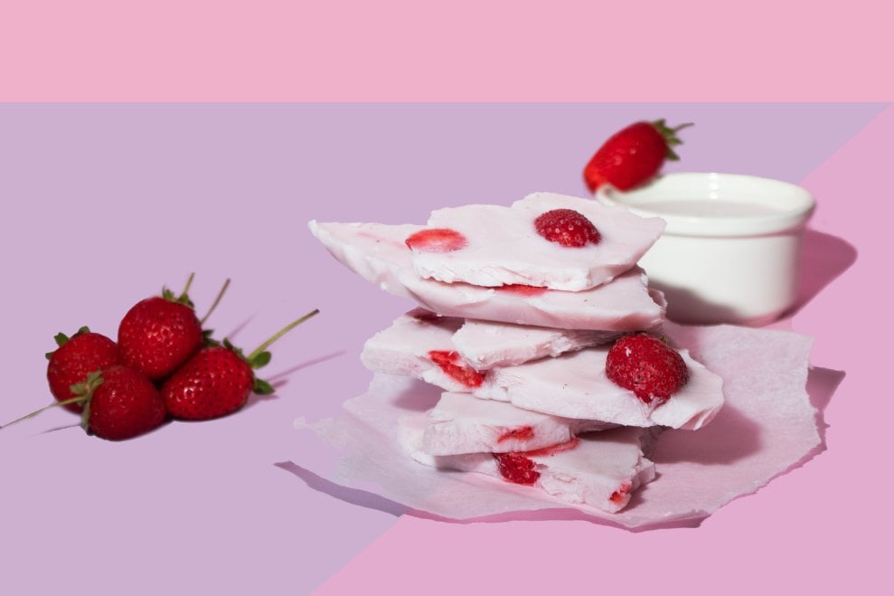 Frozen yogurt bark with strawberries
