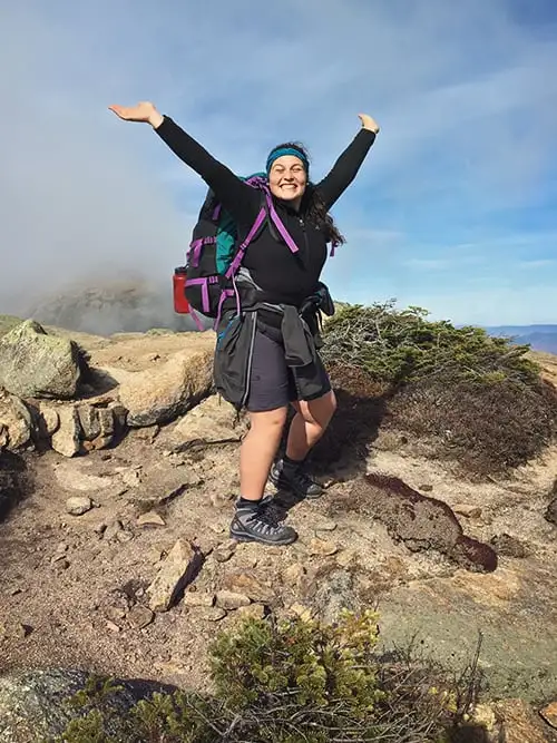 Anabelle Guay, célébrant après avoir atteint le sommet d'une montagne.