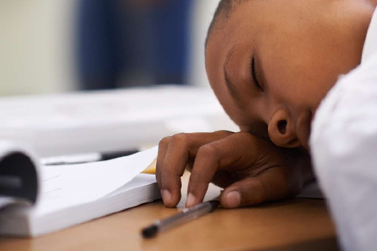 Les écrans, l’inactivité et le manque de sommeil croissant chez les enfants