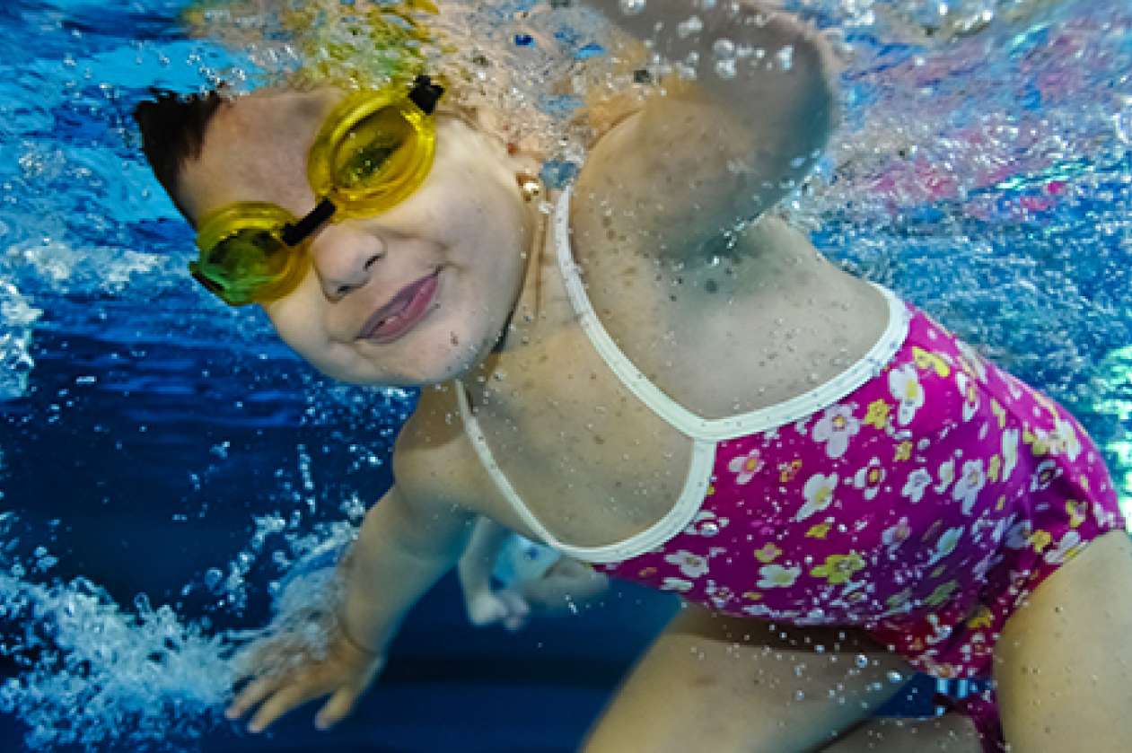 La natation favorise le développement de l’enfant selon une étude