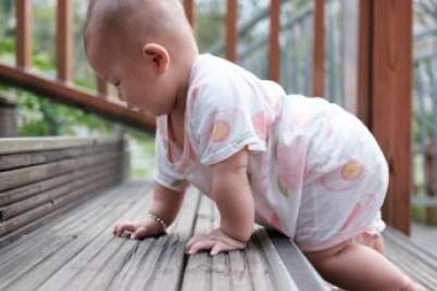 Help your infant develop movement skills: 10-12 months