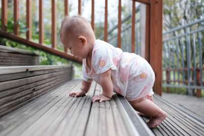 Aidez votre enfant à développer ses habiletés motrices : de 10 à 12 mois