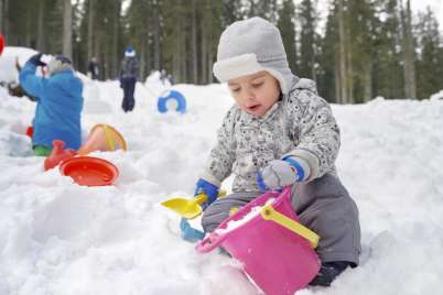 Outdoor winter activities for toddlers