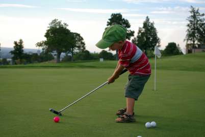 Comment initier votre enfant au golf