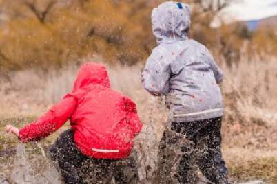 Les flaques d’eau : un terrain de jeu bénéfique pour les enfants