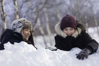 7 idées pour faire rire et bouger vos enfants plus âgés dans la neige cet hiver