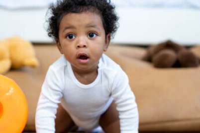 8 façons d’aider votre bébé à ramper, à marcher et à rouler