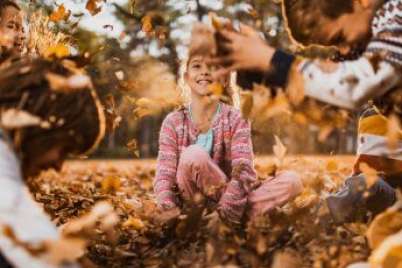 Jeux avec les feuilles : 20 activités pour bouger avec un tas de feuilles